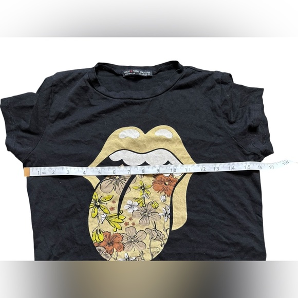 Trendy Black Baby Tee with Floral Graphic - Picture 3 of 4